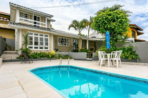Charmosa casa com piscina e vista para o mar